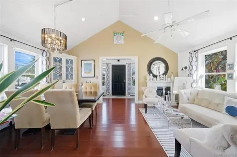 38 Bayside Place Amityville NY 11701