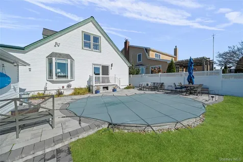 38 Bayside Place Amityville NY 11701