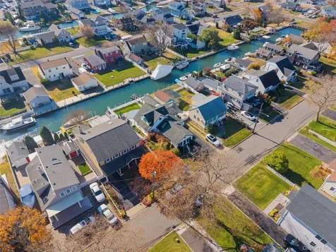 38 Bayside Place Amityville NY 11701