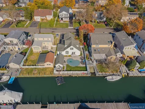 38 Bayside Place Amityville NY 11701