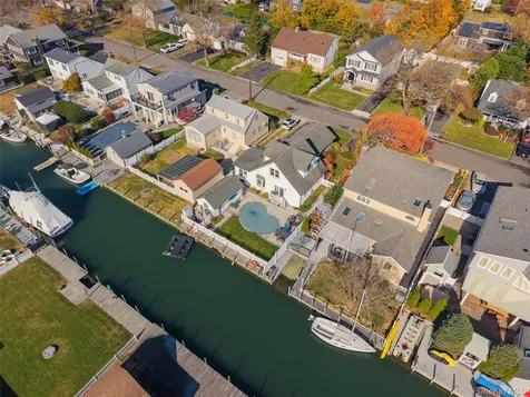 38 Bayside Place Amityville NY 11701