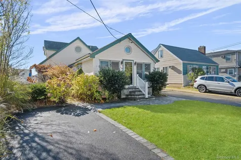 38 Bayside Place Amityville NY 11701