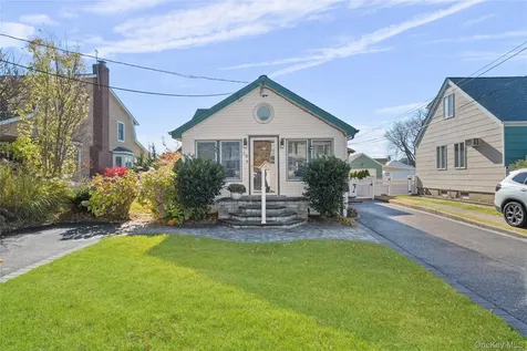 38 Bayside Place Amityville NY 11701