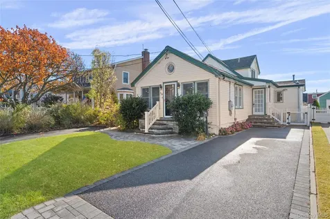 38 Bayside Place Amityville NY 11701