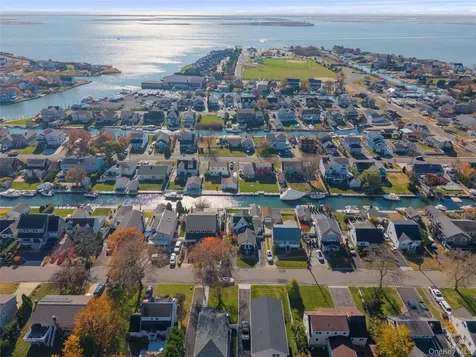 38 Bayside Place Amityville NY 11701