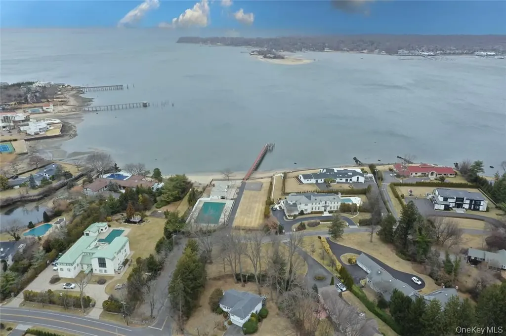 31 Harbour Road Great Neck NY 11024