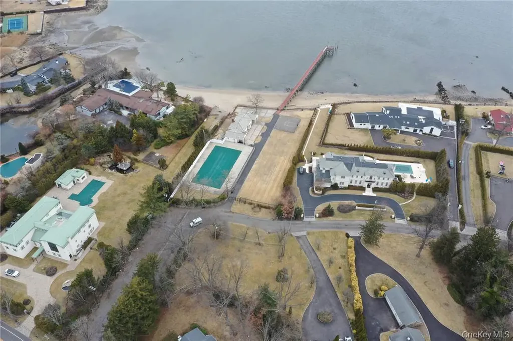 31 Harbour Road Great Neck NY 11024