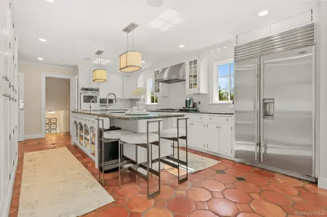 7 Plateau Circle W Bronxville NY 10708