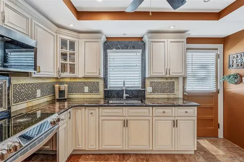 201 Oakland Avenue Deer Park NY 11729