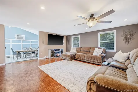201 Oakland Avenue Deer Park NY 11729