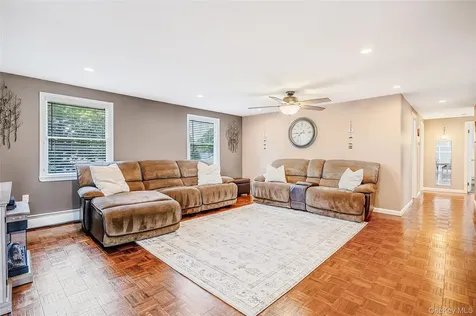 201 Oakland Avenue Deer Park NY 11729