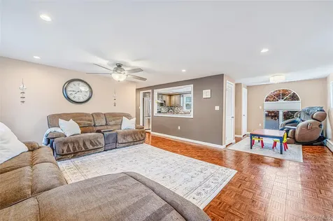 201 Oakland Avenue Deer Park NY 11729
