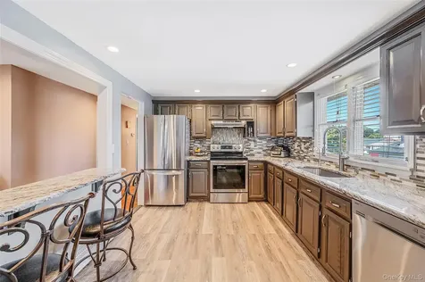 201 Oakland Avenue Deer Park NY 11729