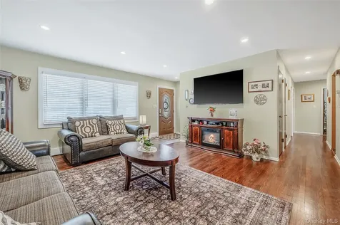 201 Oakland Avenue Deer Park NY 11729