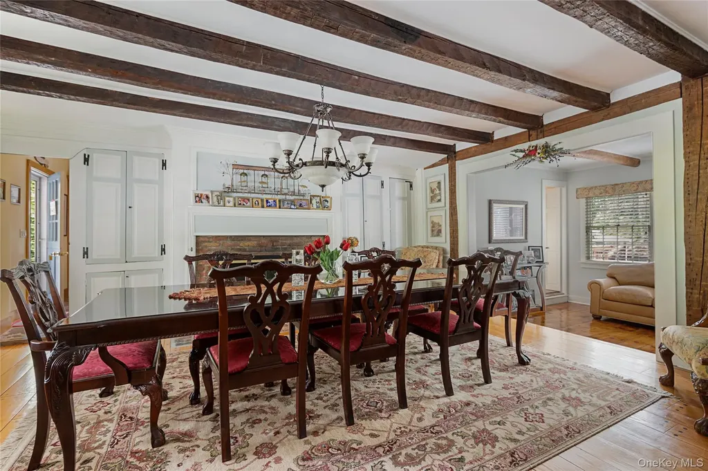 32 Hicks Lane Old Westbury NY 11568