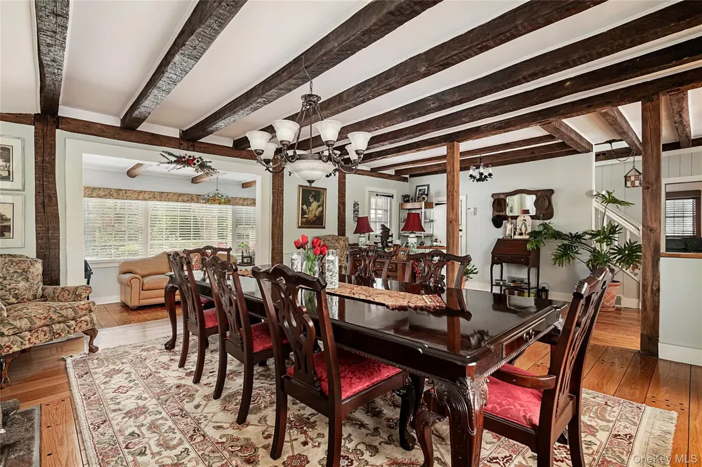 32 Hicks Lane Old Westbury NY 11568