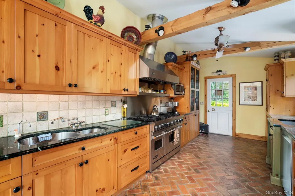 32 Hicks Lane Old Westbury NY 11568