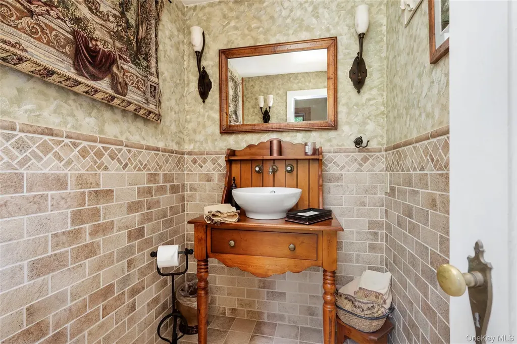 32 Hicks Lane Old Westbury NY 11568