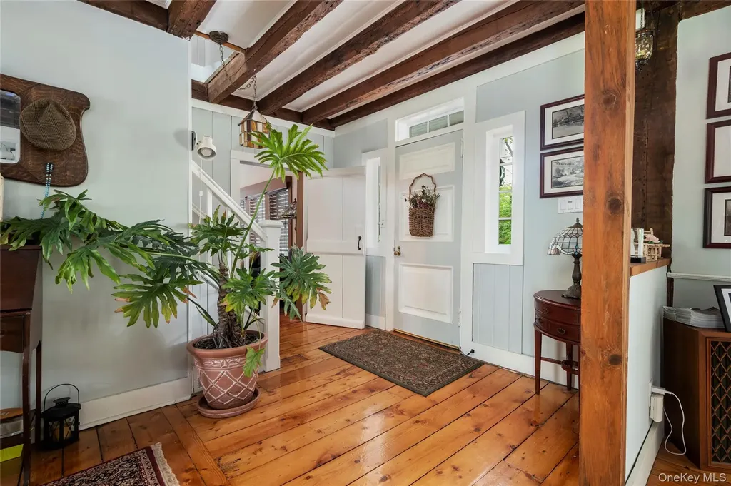 32 Hicks Lane Old Westbury NY 11568