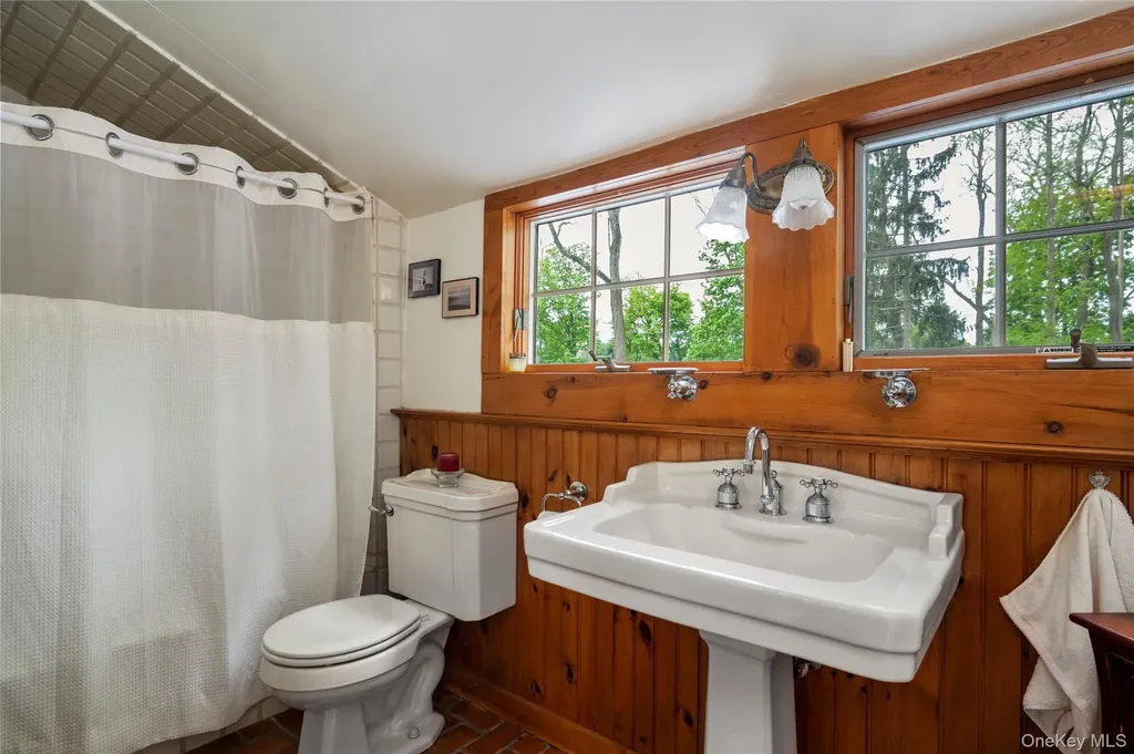 32 Hicks Lane Old Westbury NY 11568
