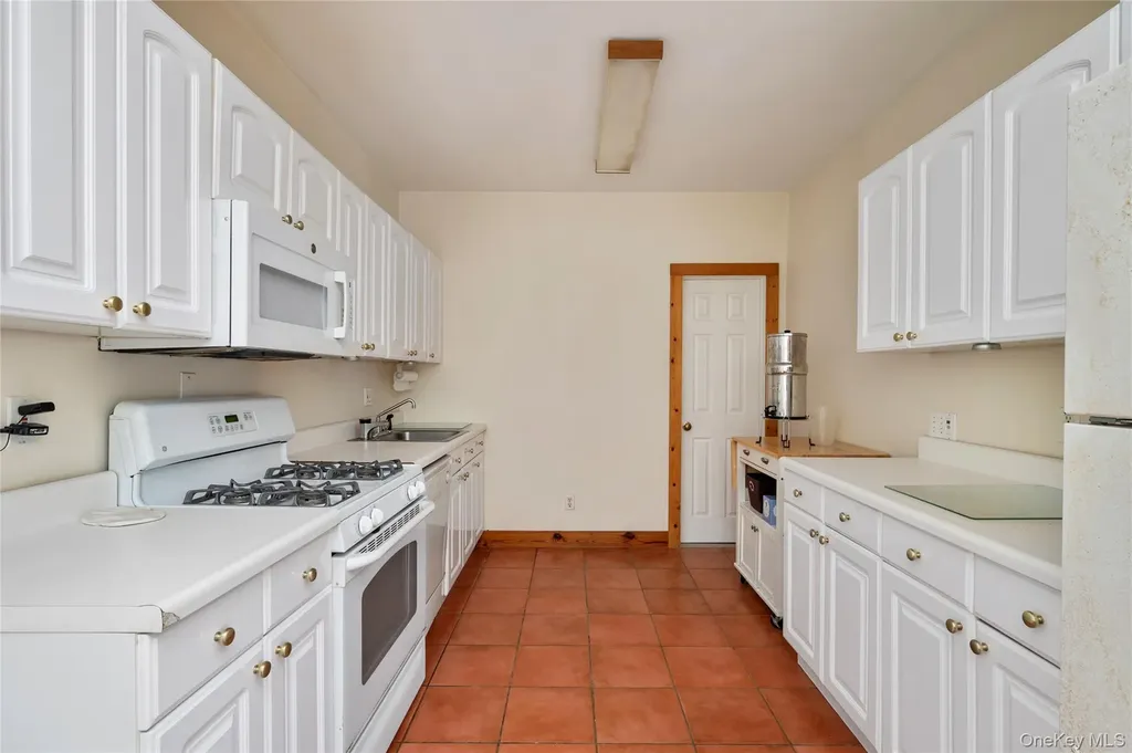 32 Hicks Lane Old Westbury NY 11568