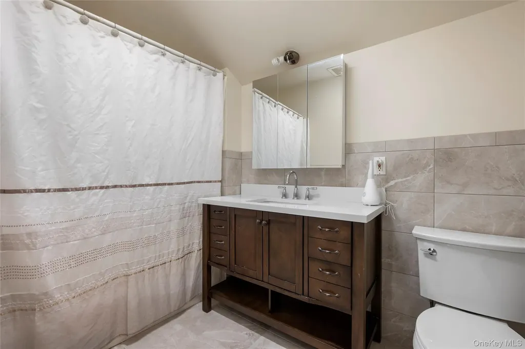 32 Hicks Lane Old Westbury NY 11568
