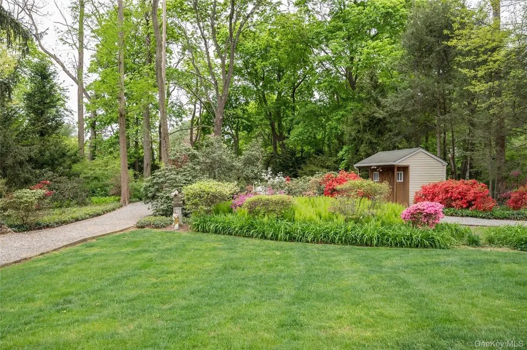 32 Hicks Lane Old Westbury NY 11568