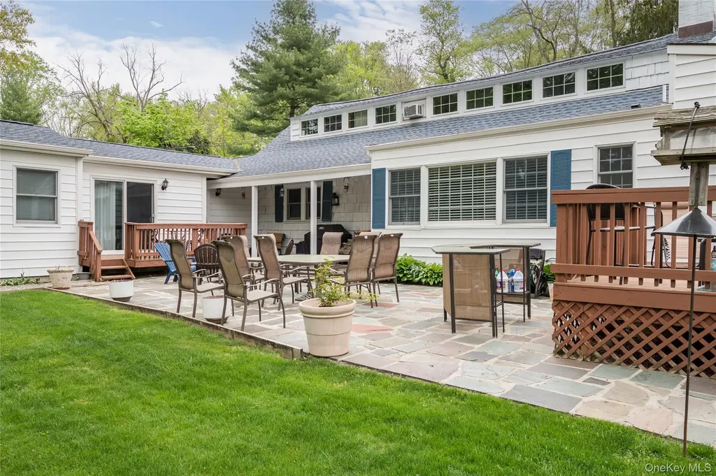 32 Hicks Lane Old Westbury NY 11568