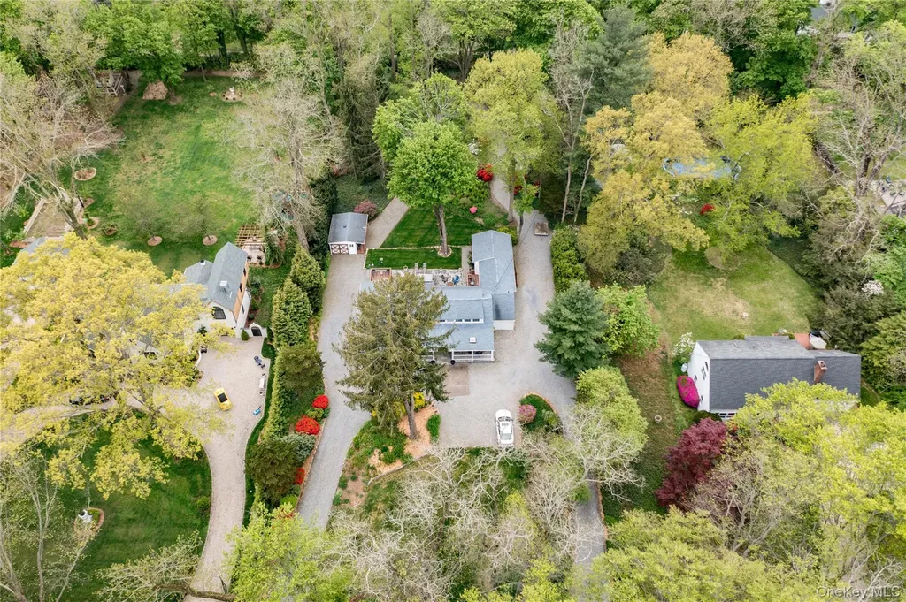 32 Hicks Lane Old Westbury NY 11568