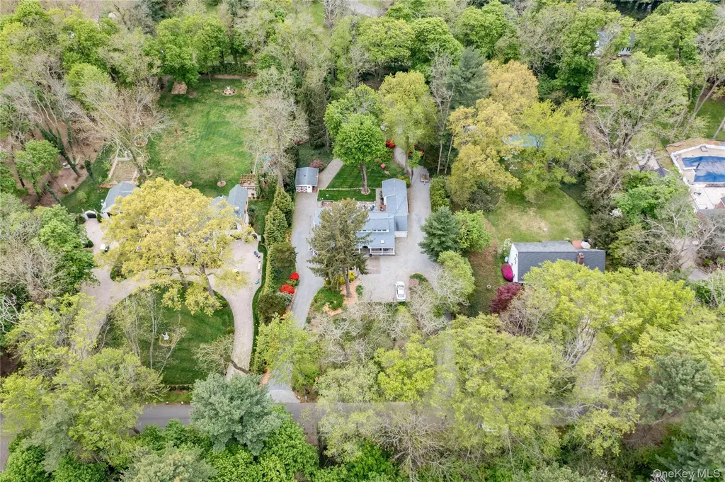 32 Hicks Lane Old Westbury NY 11568
