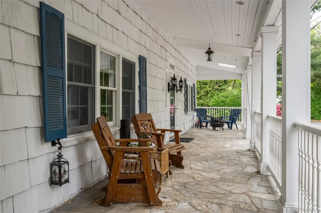 32 Hicks Lane Old Westbury NY 11568