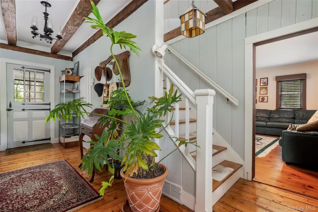 32 Hicks Lane Old Westbury NY 11568