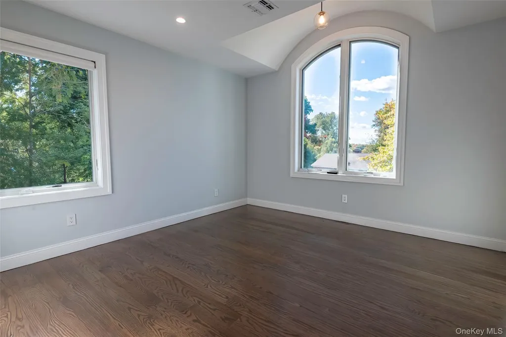 15 Grenfell Drive Great Neck NY 11020