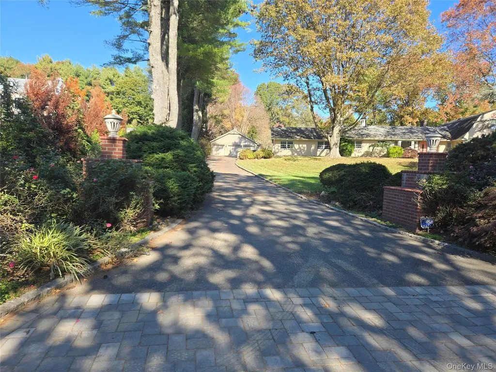 24 Rolling Hill Road Old Westbury NY 11568