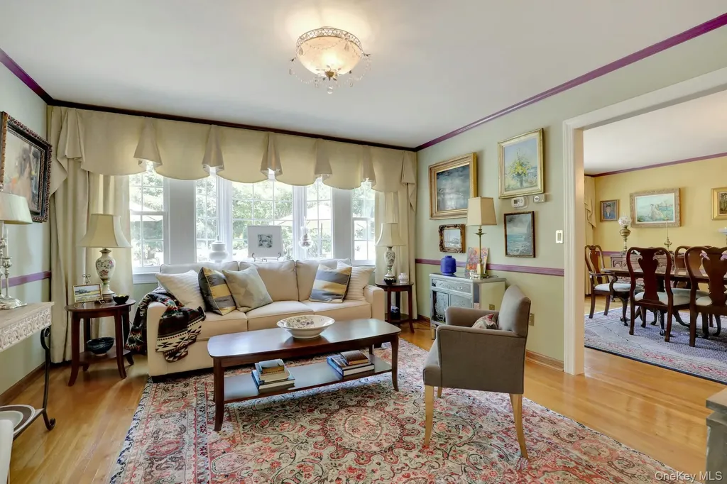 24 Rolling Hill Road Old Westbury NY 11568