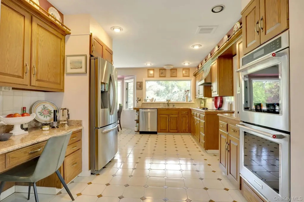 24 Rolling Hill Road Old Westbury NY 11568