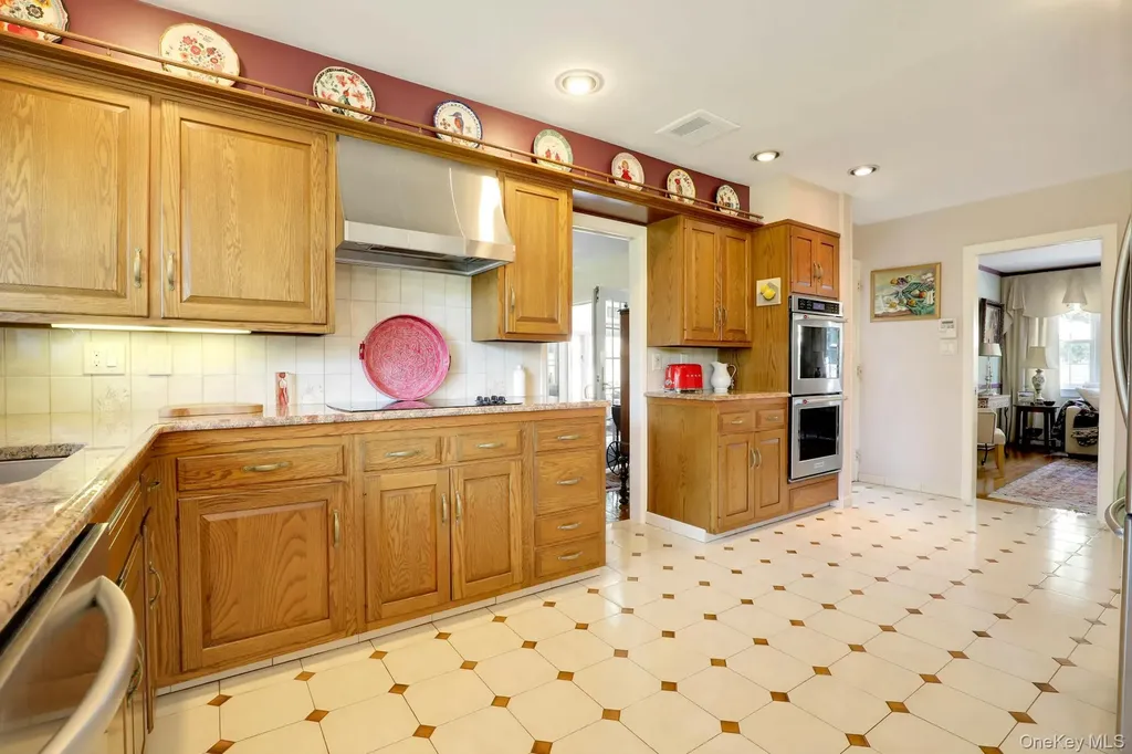 24 Rolling Hill Road Old Westbury NY 11568