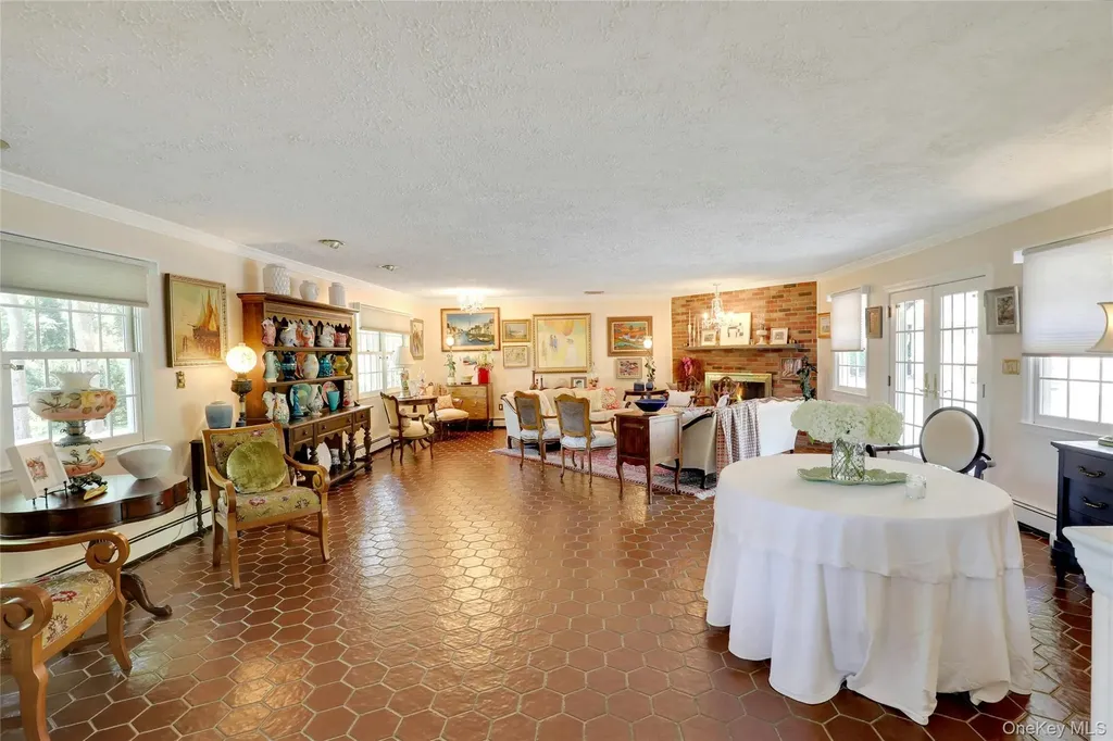 24 Rolling Hill Road Old Westbury NY 11568