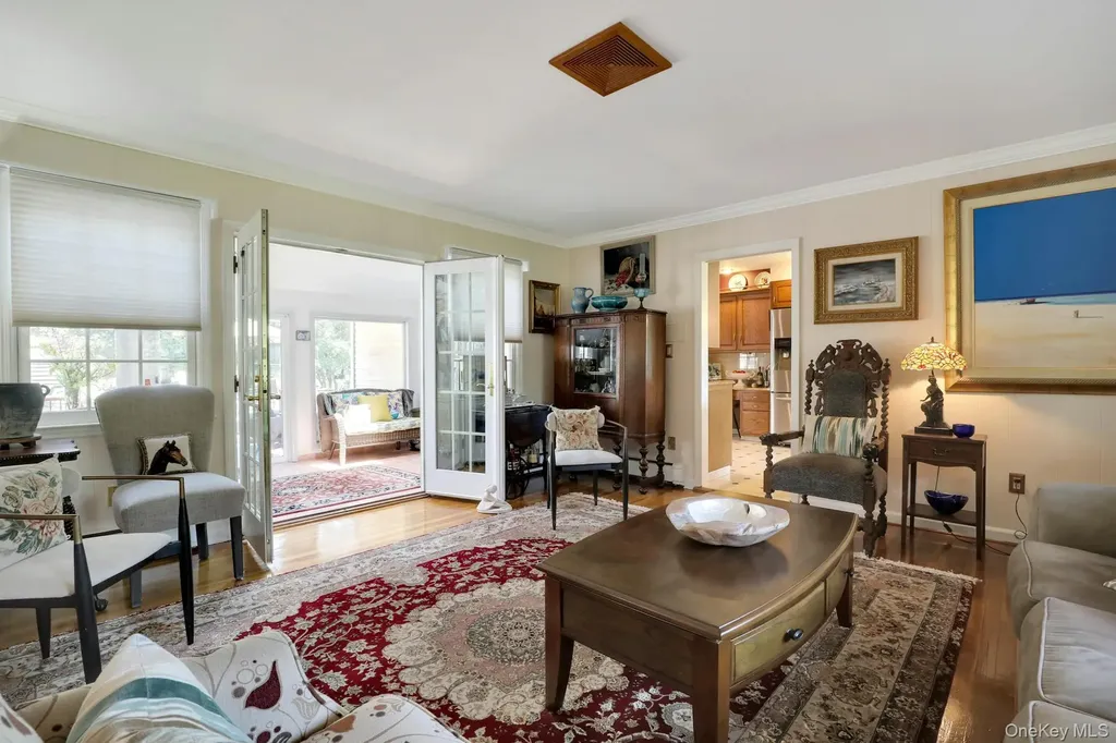 24 Rolling Hill Road Old Westbury NY 11568