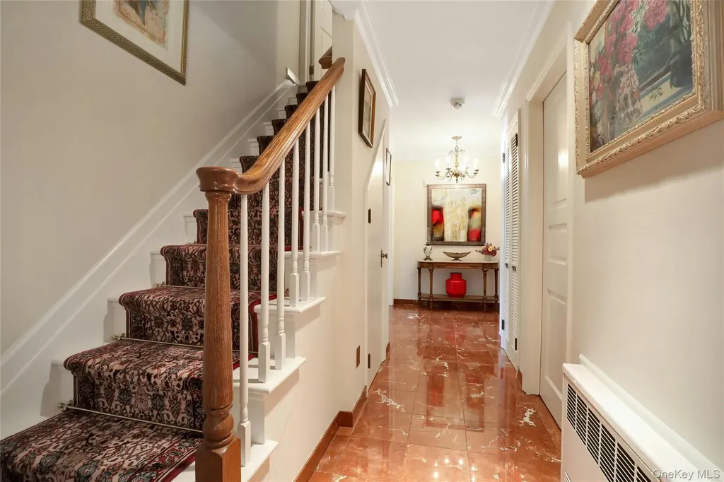 24 Rolling Hill Road Old Westbury NY 11568
