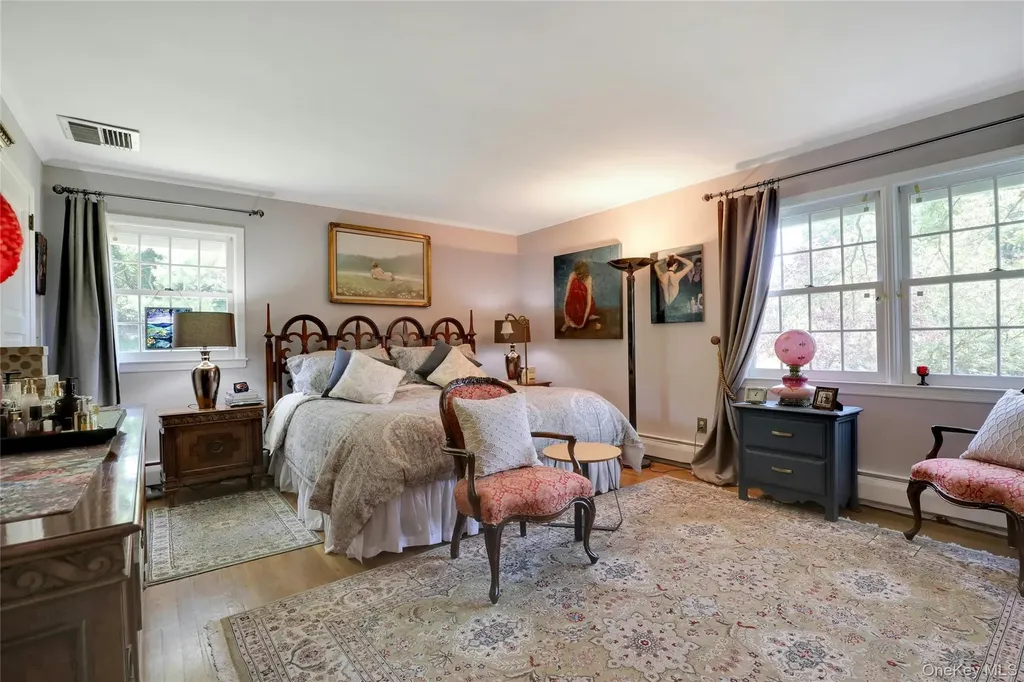24 Rolling Hill Road Old Westbury NY 11568