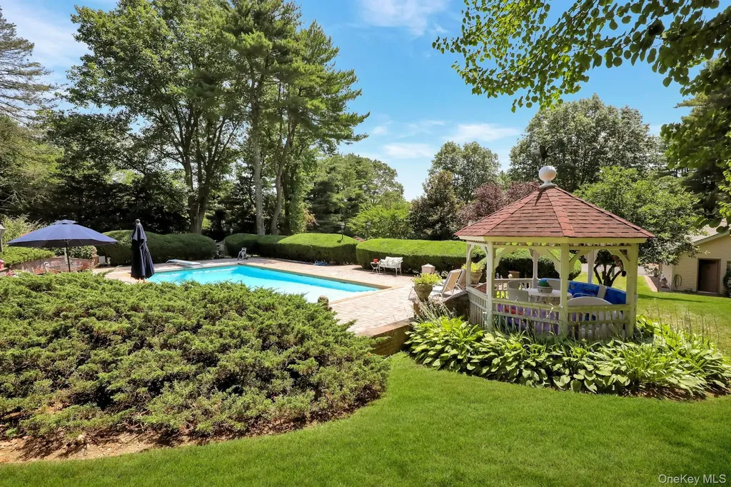 24 Rolling Hill Road Old Westbury NY 11568