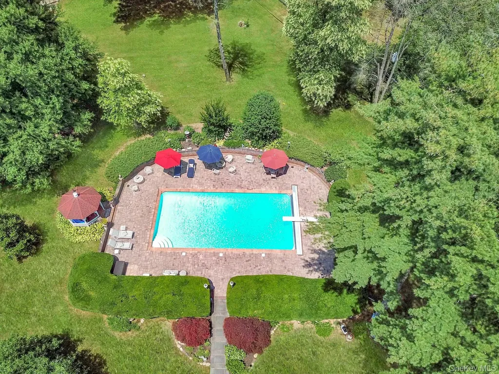 24 Rolling Hill Road Old Westbury NY 11568
