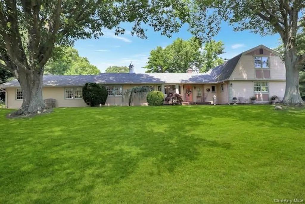 24 Rolling Hill Road Old Westbury NY 11568