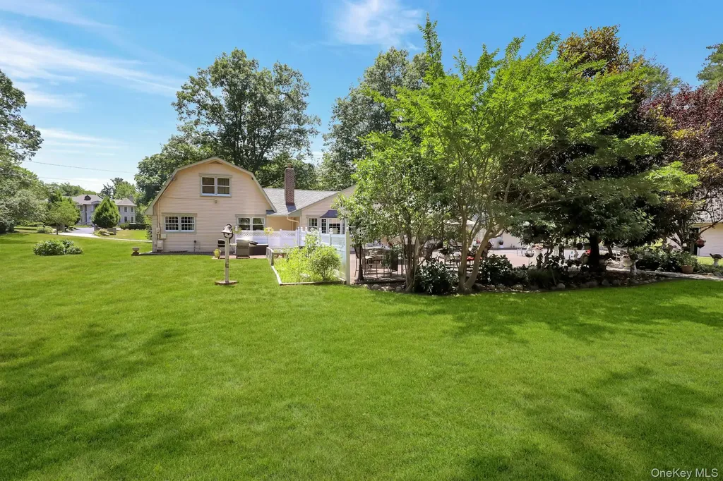 24 Rolling Hill Road Old Westbury NY 11568