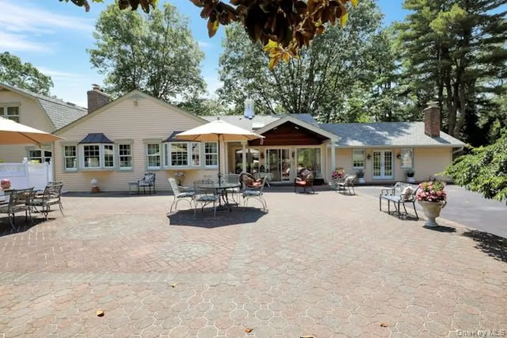 24 Rolling Hill Road Old Westbury NY 11568