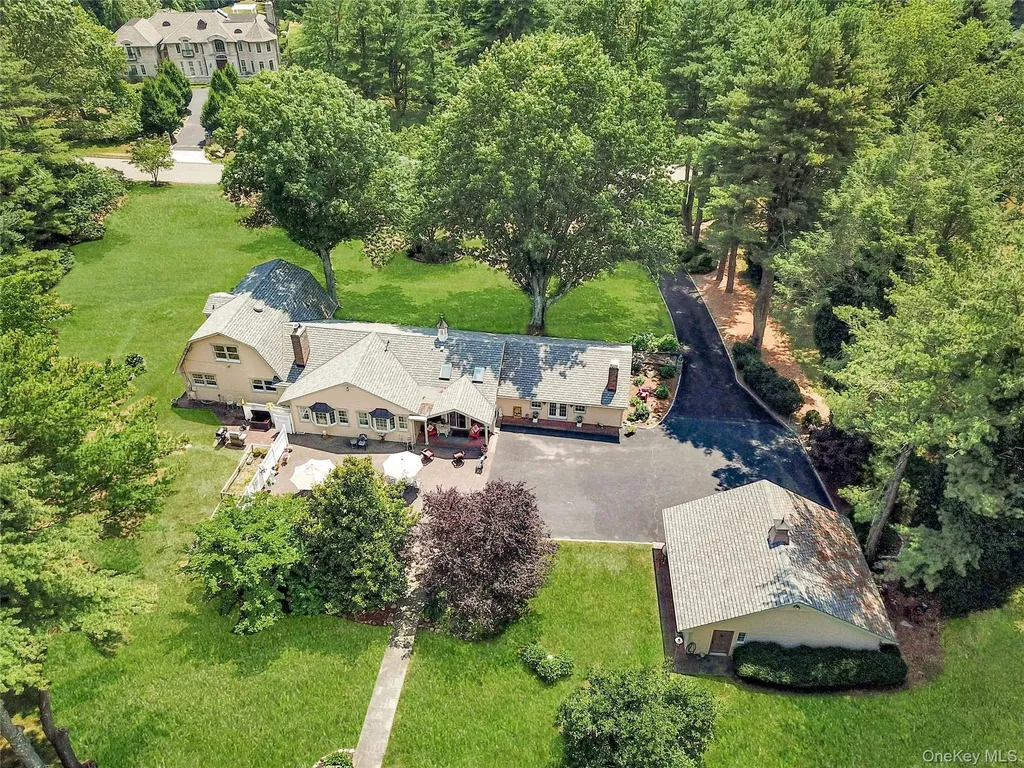 24 Rolling Hill Road Old Westbury NY 11568