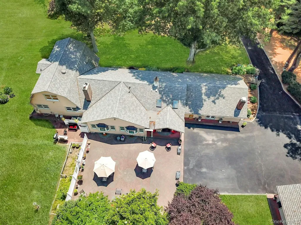 24 Rolling Hill Road Old Westbury NY 11568