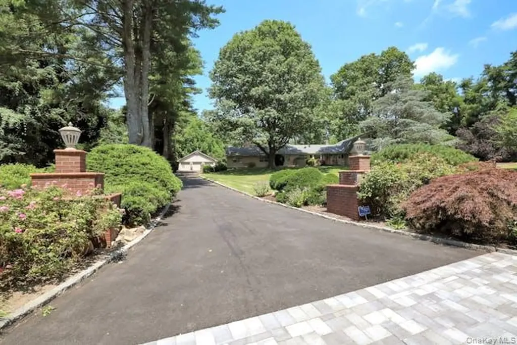 24 Rolling Hill Road Old Westbury NY 11568