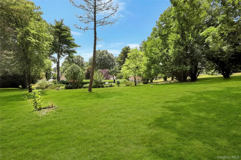 24 Rolling Hill Road Old Westbury NY 11568